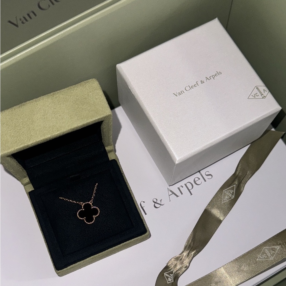 Vintage Alhambra pendant Van Cleef